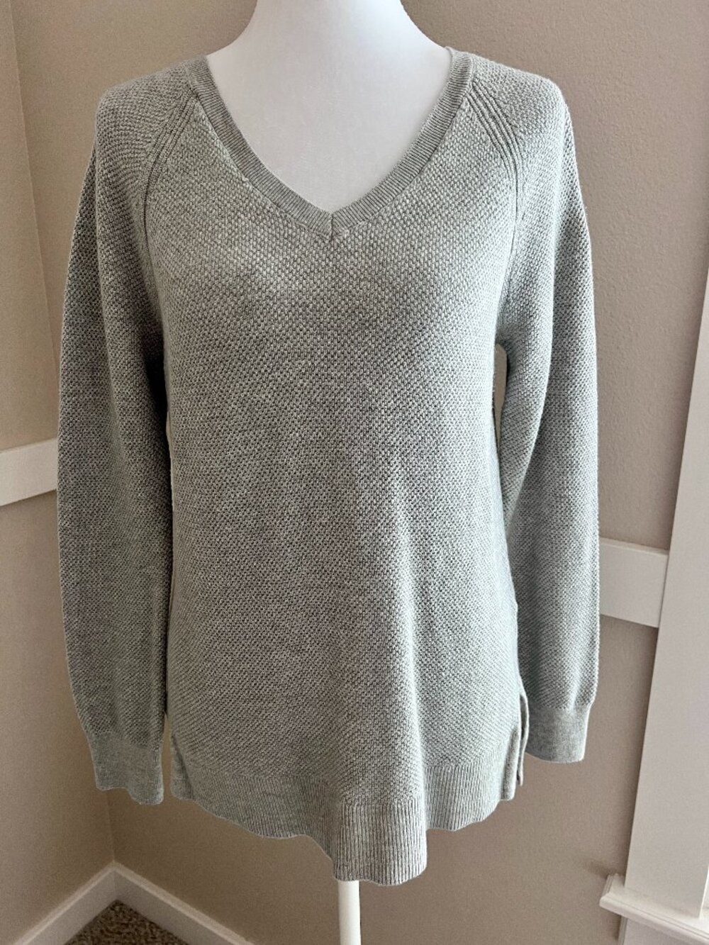 Gap Women's Light Heather Gray V-Neck Pullover Sweater - Size Medium